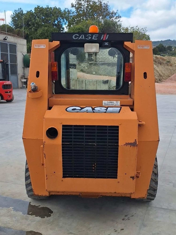 CASE 721 - Мини-погрузчик с бортовым поворотом: фото 3 CASE 721 - Мини-погрузчик с бортовым поворотом: фото 3