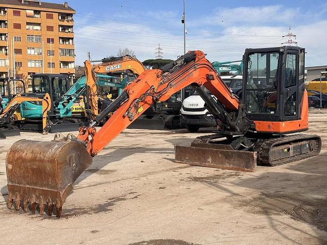 Hitachi ZX65USB - Мини-экскаватор: фото 1 Hitachi ZX65USB - Мини-экскаватор: фото 1