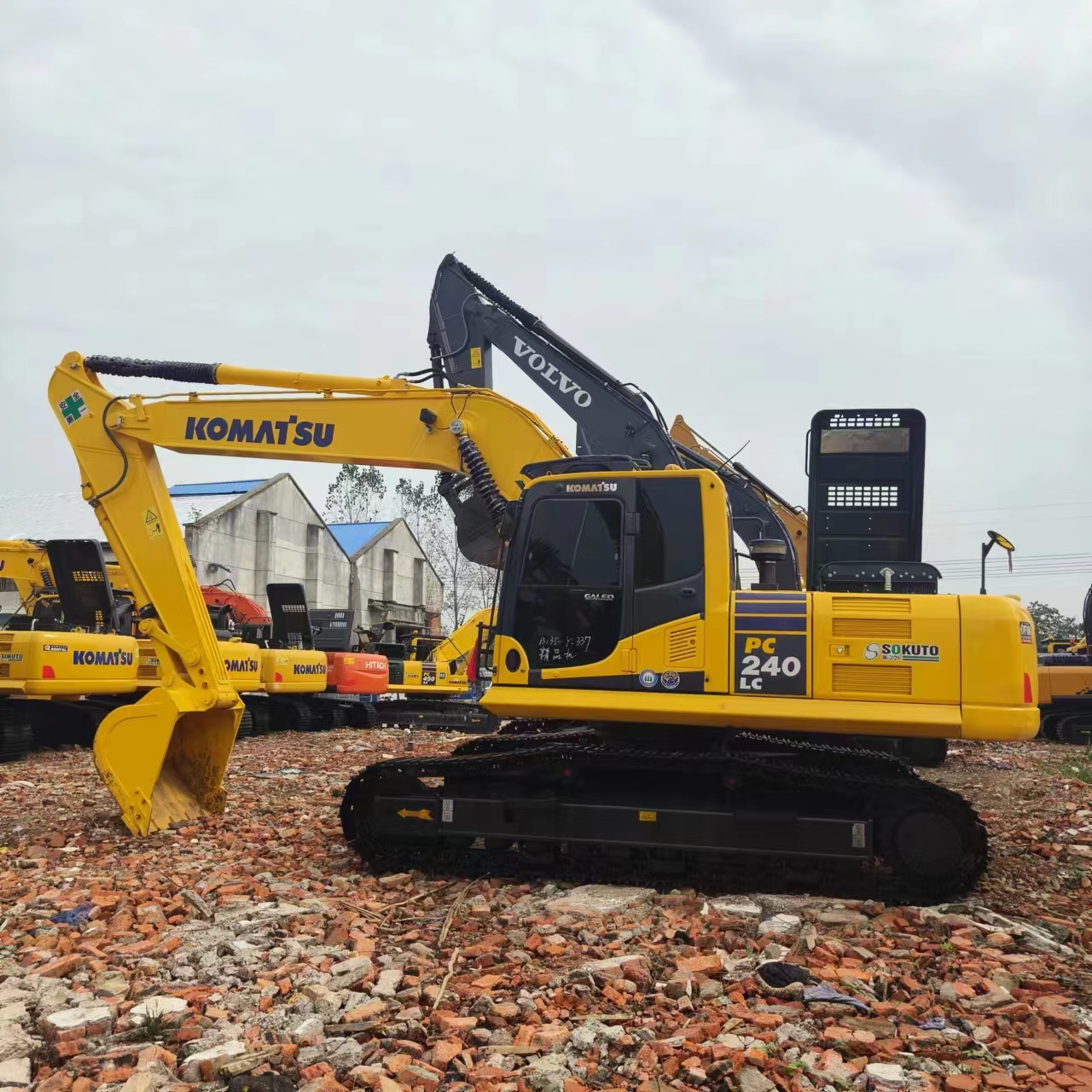 KOMATSU PC240 - Гусеничный экскаватор: фото 1 KOMATSU PC240 - Гусеничный экскаватор: фото 1