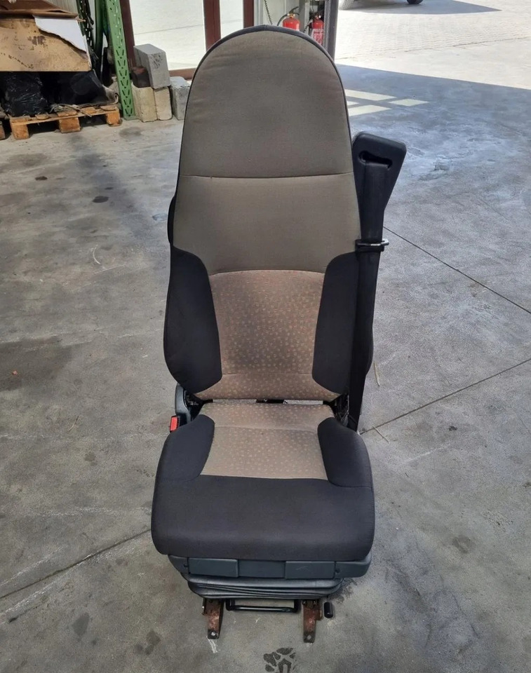 FOTEL LEWY SIEDZENIE KIEROWCY RENAULT MIDLUM PREMIUM DXI - Сиденье: фото 1 FOTEL LEWY SIEDZENIE KIEROWCY RENAULT MIDLUM PREMIUM DXI - Сиденье: фото 1