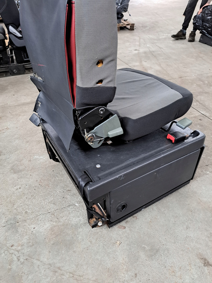 Renault FOTEL OBRACANY SIEDZENIE PASAŻERA RENAULT MAGNUM DXI LIFT VEGA S - Сиденье для Грузовиков: фото 4 Renault FOTEL OBRACANY SIEDZENIE PASAŻERA RENAULT MAGNUM DXI LIFT VEGA S - Сиденье для Грузовиков: фото 4
