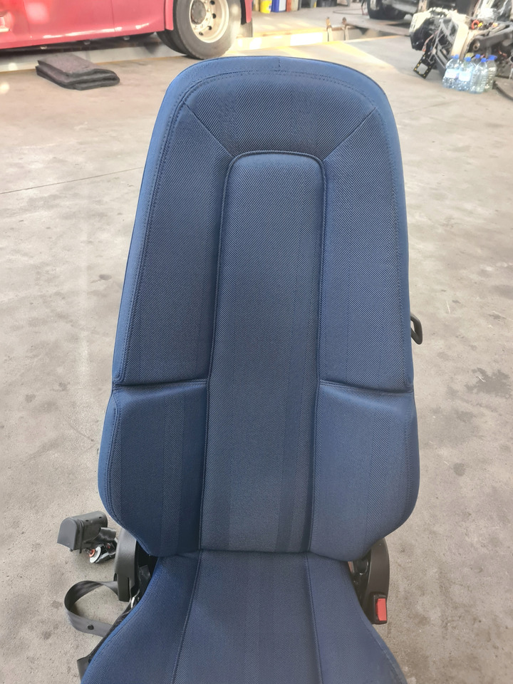 VOLVO FOTEL PASAŻERA PNEUMATYCZNY PRAWY VOLVO FH 5 FM 5 - Сиденье для Грузовиков: фото 2 VOLVO FOTEL PASAŻERA PNEUMATYCZNY PRAWY VOLVO FH 5 FM 5 - Сиденье для Грузовиков: фото 2