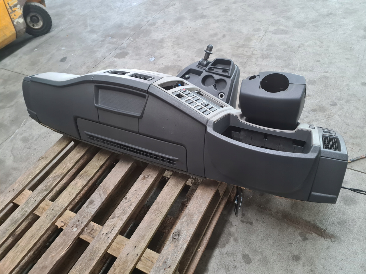 VOLVO KONSOLA DESKA ROZDZIELCZA PRZEKŁADKA ANGLIKA VOLVO FL EURO 5 - Приборная панель для Грузовиков: фото 4 VOLVO KONSOLA DESKA ROZDZIELCZA PRZEKŁADKA ANGLIKA VOLVO FL EURO 5 - Приборная панель для Грузовиков: фото 4