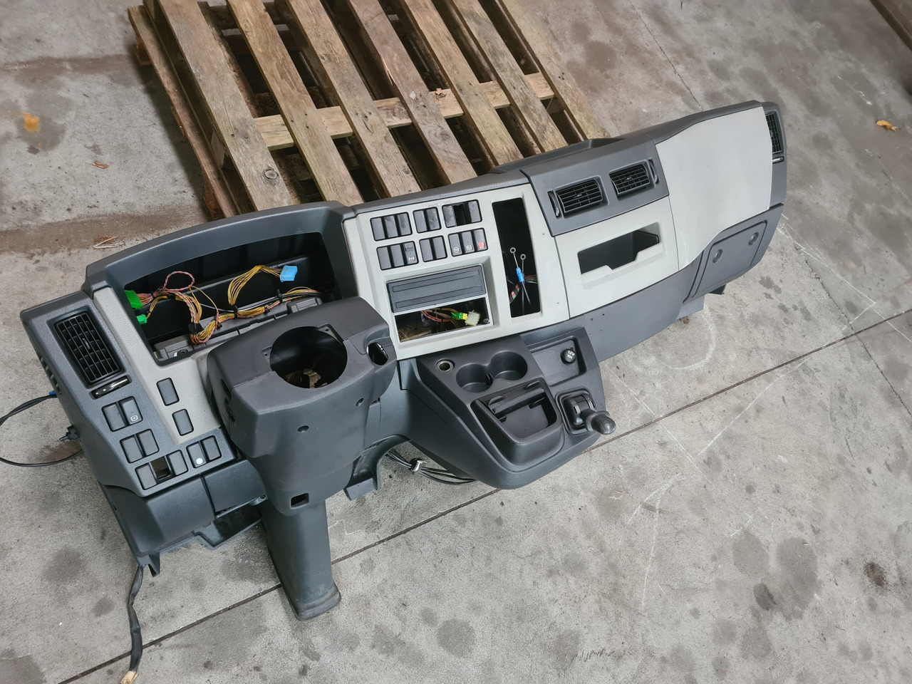 VOLVO KONSOLA DESKA ROZDZIELCZA PRZEKŁADKA ANGLIKA VOLVO FL EURO 5 - Приборная панель для Грузовиков: фото 2 VOLVO KONSOLA DESKA ROZDZIELCZA PRZEKŁADKA ANGLIKA VOLVO FL EURO 5 - Приборная панель для Грузовиков: фото 2