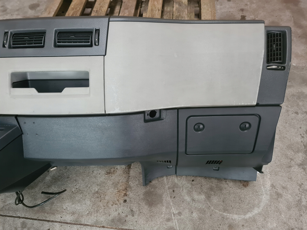 VOLVO KONSOLA DESKA ROZDZIELCZA PRZEKŁADKA ANGLIKA VOLVO FL EURO 5 - Приборная панель для Грузовиков: фото 5 VOLVO KONSOLA DESKA ROZDZIELCZA PRZEKŁADKA ANGLIKA VOLVO FL EURO 5 - Приборная панель для Грузовиков: фото 5