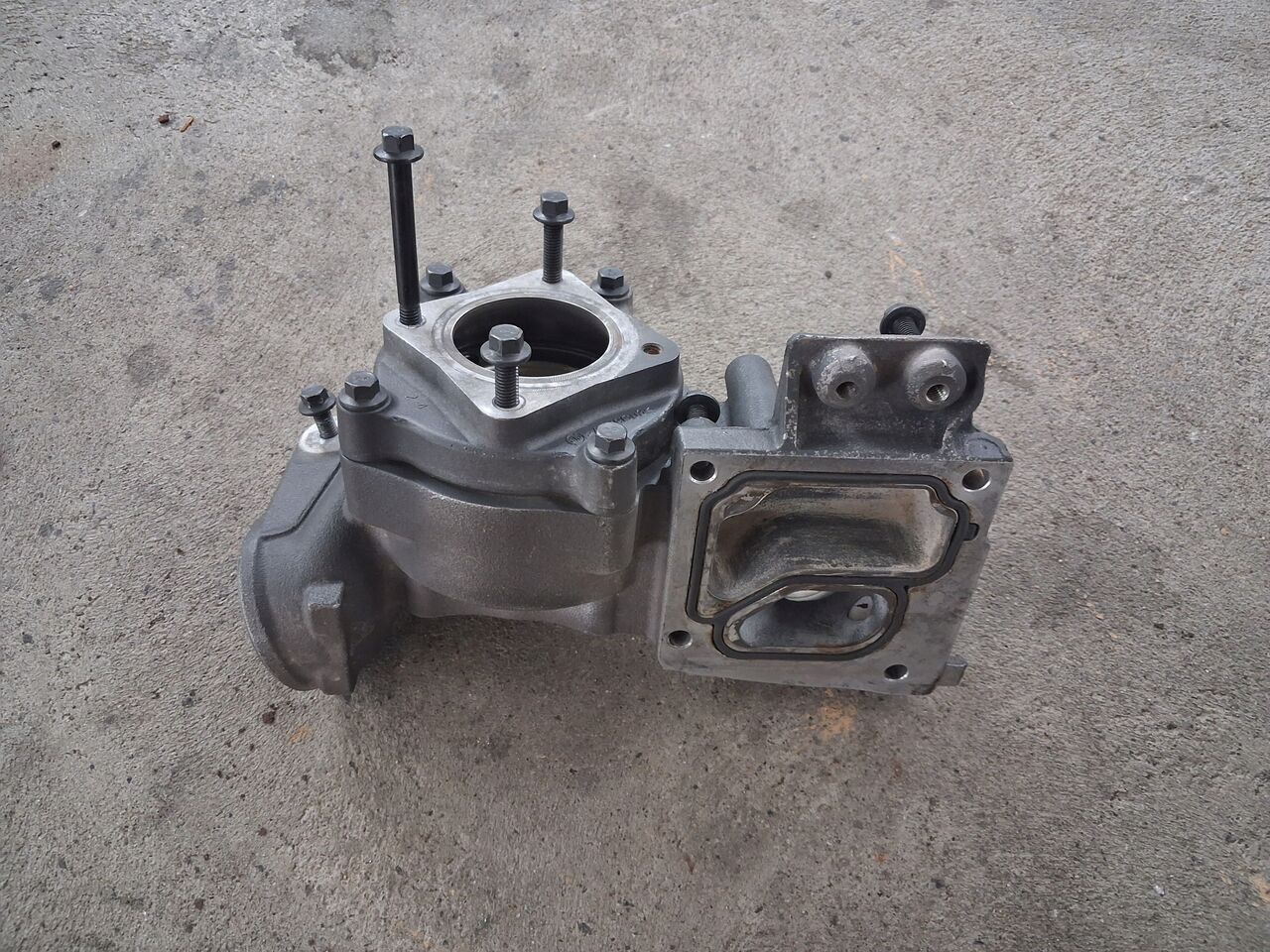 VOLVO OBUDOWA TERMOSTATU RENAULT GAMA TURBO COMPOUND VOLVO FH 5 - Система охлаждения для Грузовиков: фото 1 VOLVO OBUDOWA TERMOSTATU RENAULT GAMA TURBO COMPOUND VOLVO FH 5 - Система охлаждения для Грузовиков: фото 1