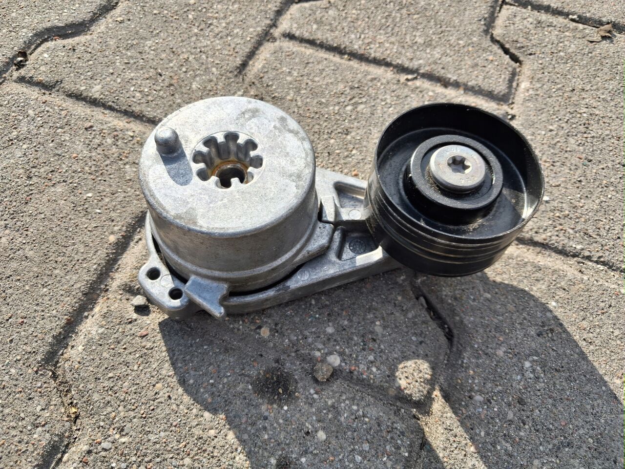 VOLVO ROLKA NAPINACZ PASKA ALTERNATORA RENAULT RANGE GAMA T VOLVO FH 4 5 - Двигатель и запчасти для Грузовиков: фото 1 VOLVO ROLKA NAPINACZ PASKA ALTERNATORA RENAULT RANGE GAMA T VOLVO FH 4 5 - Двигатель и запчасти для Грузовиков: фото 1