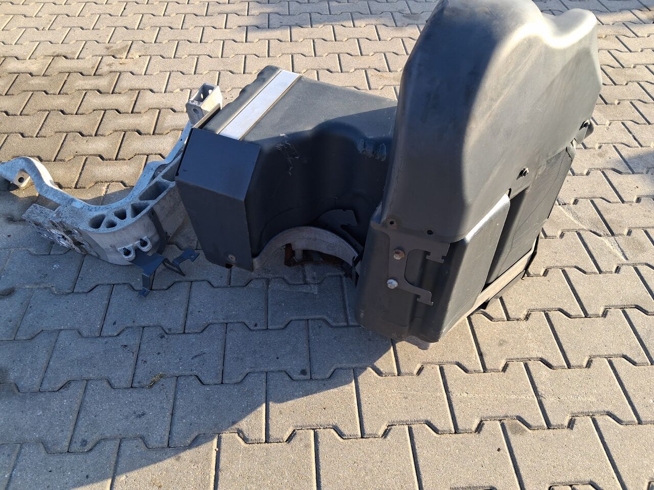 VOLVO ZBIORNIK ADBLUE NA RAMĘ MOCOWANIA RENAULT GAMA T VOLVO FH 4 FM 4 - Бак для AdBlue для Грузовиков: фото 5 VOLVO ZBIORNIK ADBLUE NA RAMĘ MOCOWANIA RENAULT GAMA T VOLVO FH 4 FM 4 - Бак для AdBlue для Грузовиков: фото 5
