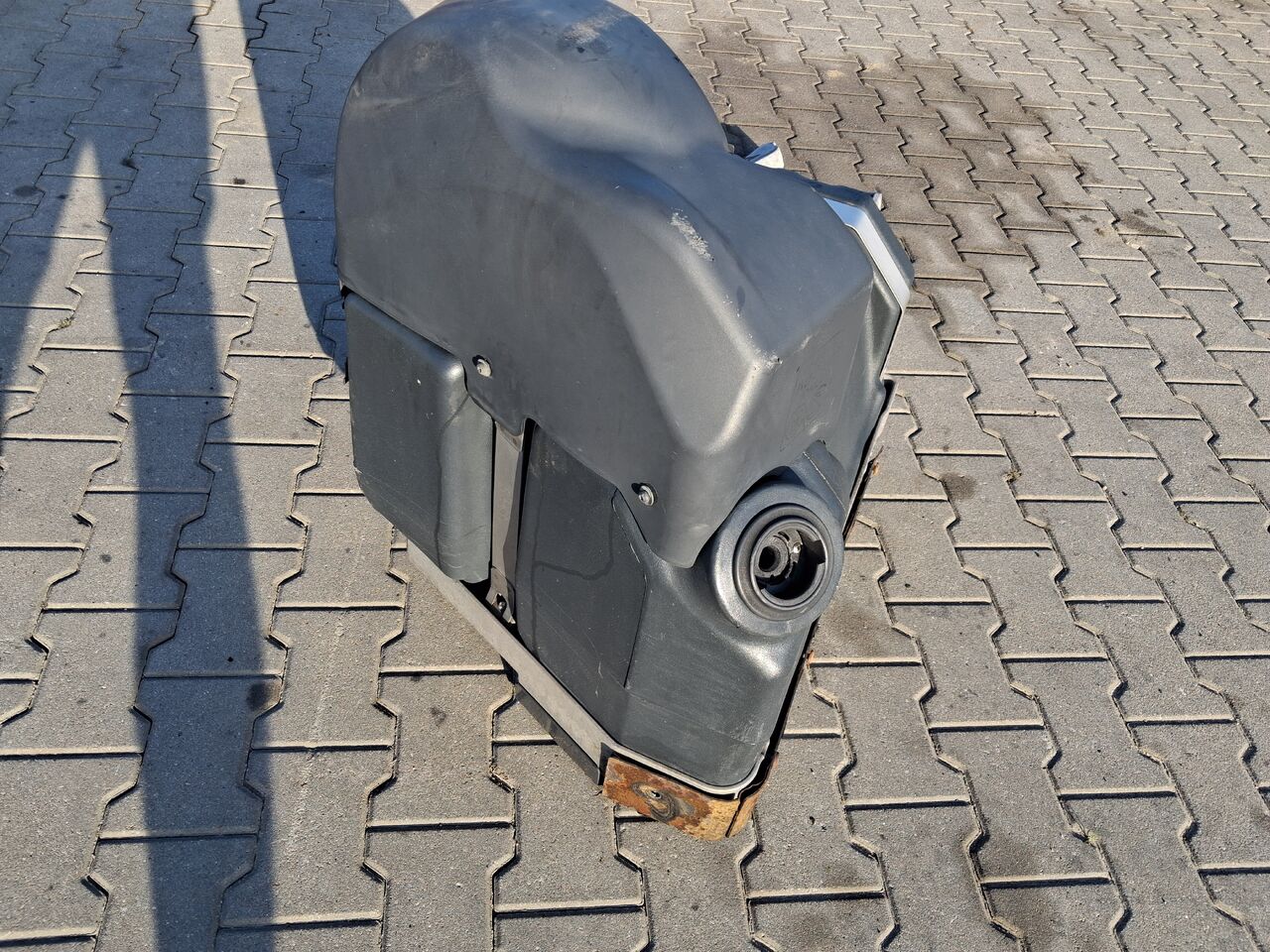 VOLVO ZBIORNIK ADBLUE NA RAMĘ MOCOWANIA RENAULT GAMA T VOLVO FH 4 FM 4 - Бак для AdBlue для Грузовиков: фото 4 VOLVO ZBIORNIK ADBLUE NA RAMĘ MOCOWANIA RENAULT GAMA T VOLVO FH 4 FM 4 - Бак для AdBlue для Грузовиков: фото 4