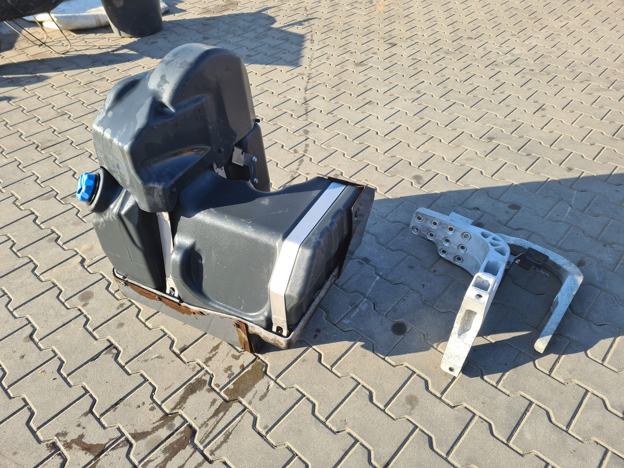 VOLVO ZBIORNIK ADBLUE NA RAMĘ MOCOWANIA RENAULT GAMA T VOLVO FH 4 FM 4 - Бак для AdBlue для Грузовиков: фото 2 VOLVO ZBIORNIK ADBLUE NA RAMĘ MOCOWANIA RENAULT GAMA T VOLVO FH 4 FM 4 - Бак для AdBlue для Грузовиков: фото 2