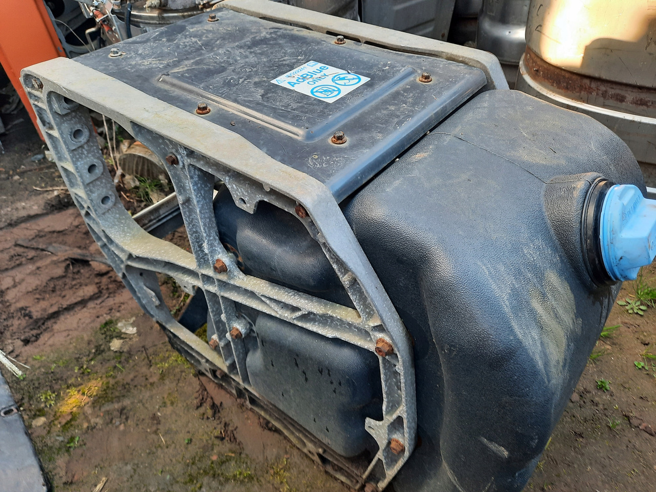 VOLVO ZBIORNIK ADBLUE RENAULT GAMA T VOLVO FH 4 LOW DECK - Бак для AdBlue для Грузовиков: фото 2 VOLVO ZBIORNIK ADBLUE RENAULT GAMA T VOLVO FH 4 LOW DECK - Бак для AdBlue для Грузовиков: фото 2