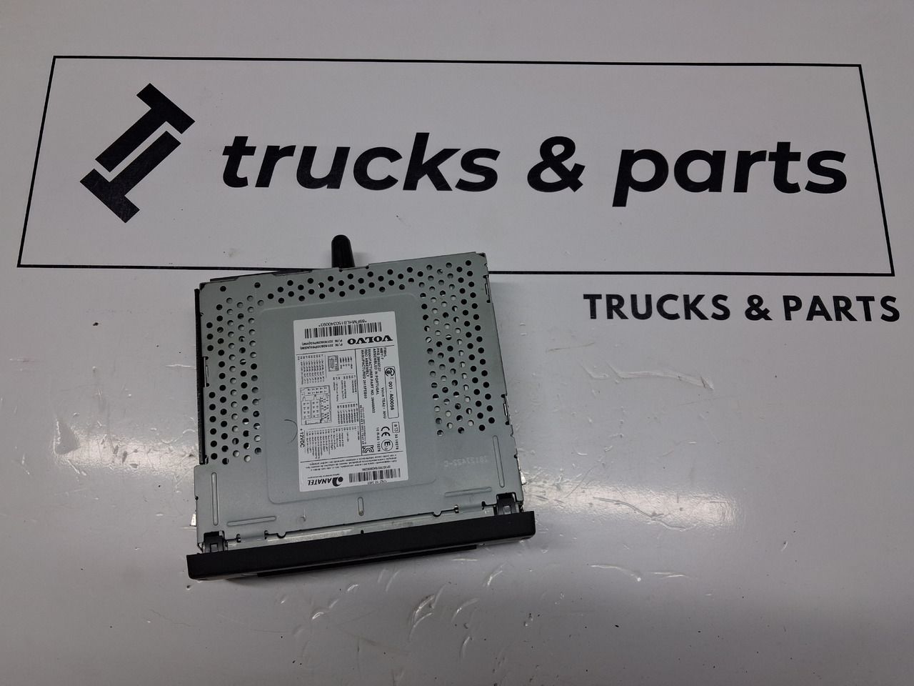 VOLVO ZMIENIARKA CD RADIO SEM CZYTNIK PŁYT CD VOLVO FH 4 FM 4 - Кабина и интерьер для Грузовиков: фото 1 VOLVO ZMIENIARKA CD RADIO SEM CZYTNIK PŁYT CD VOLVO FH 4 FM 4 - Кабина и интерьер для Грузовиков: фото 1