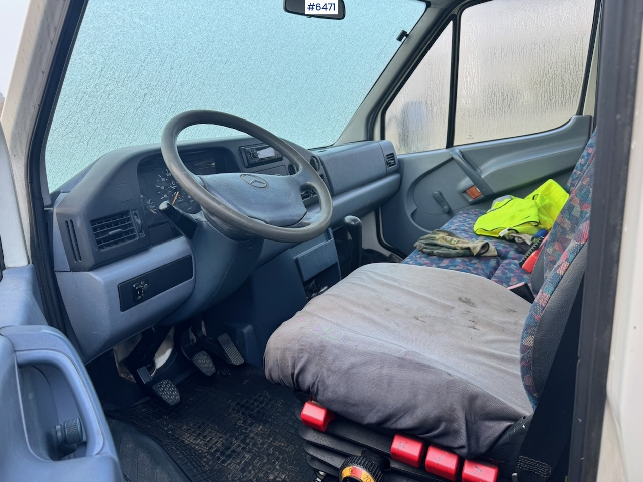 Малотоннажный бортовой грузовик 1996 Mercedes 412D Flatbed truck w/ Rear-mounted crane.: фото 13