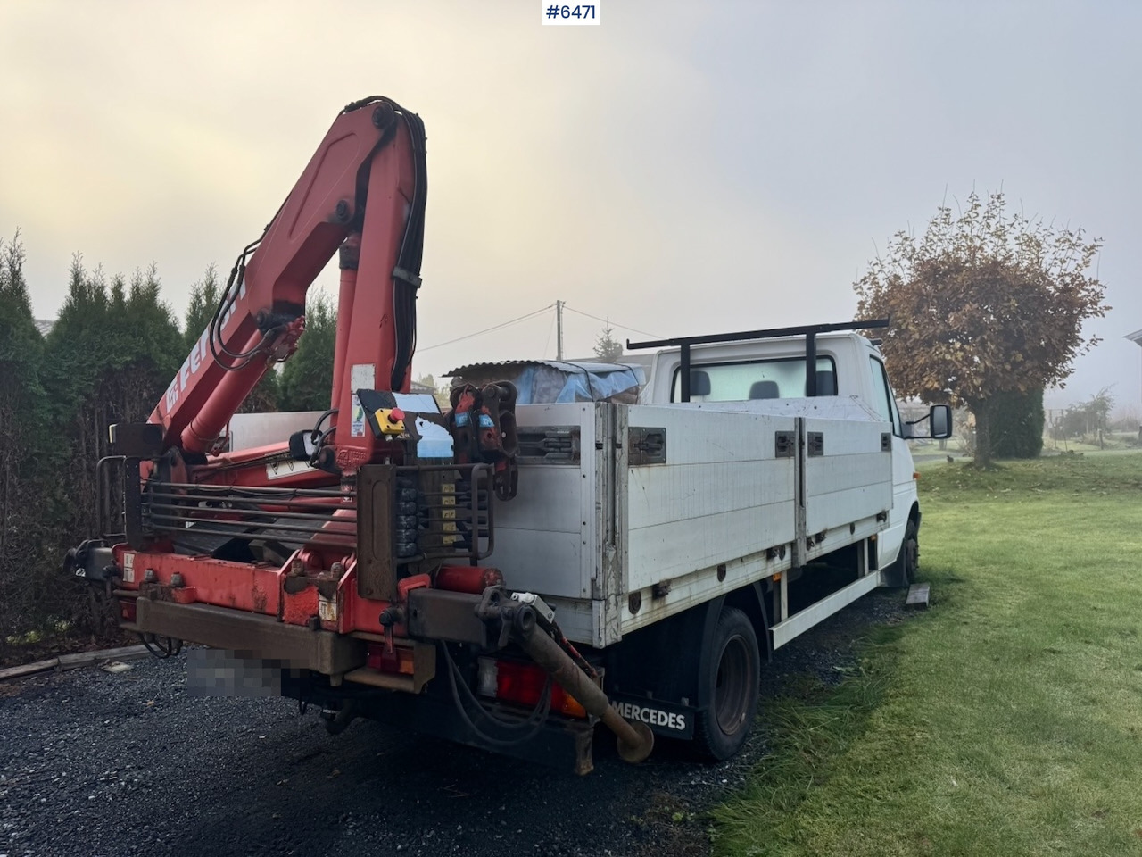 Малотоннажный бортовой грузовик 1996 Mercedes 412D Flatbed truck w/ Rear-mounted crane.: фото 6