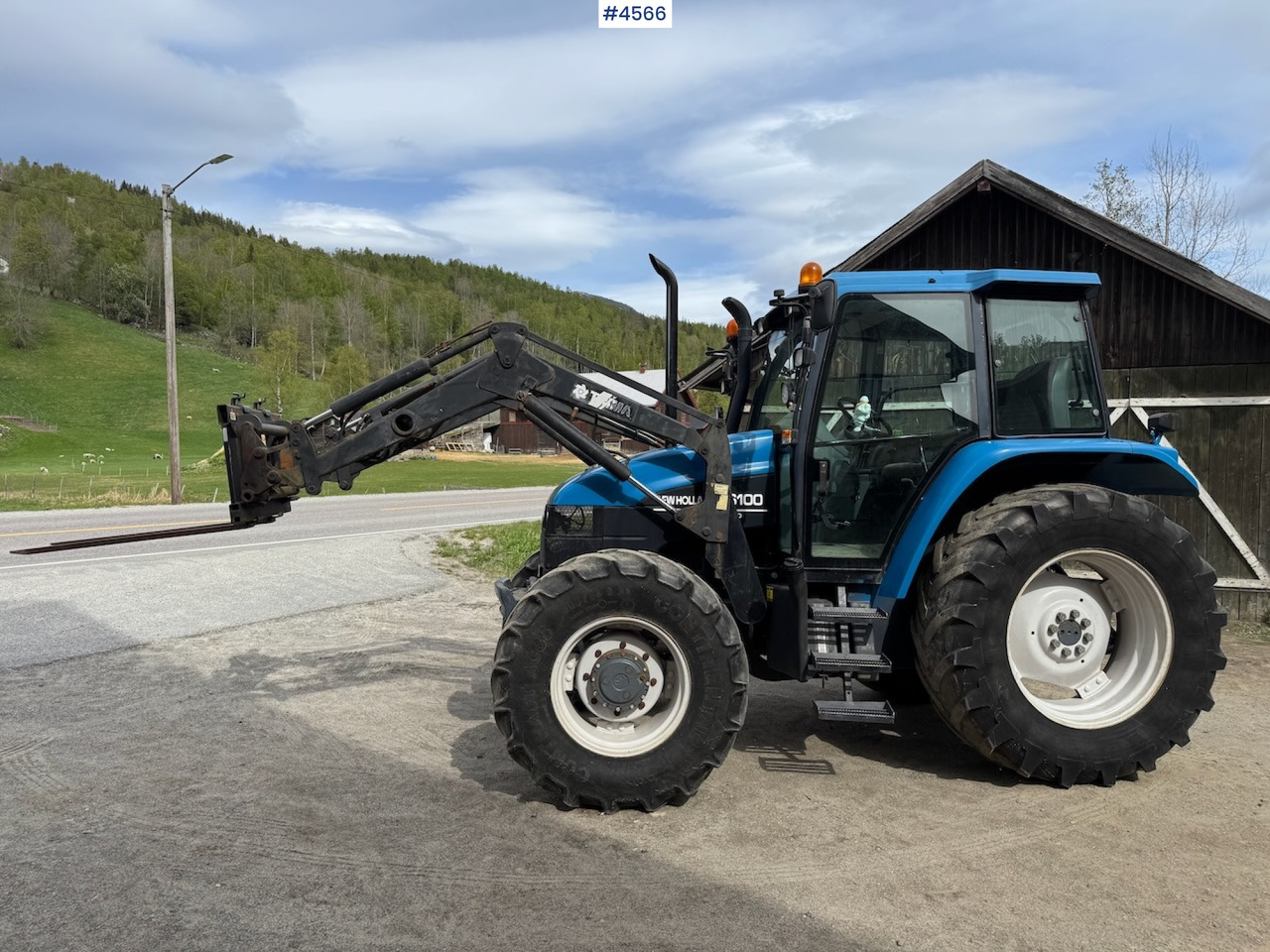 1998 New Holland TS 100 w/front loader and some equipment - Трактор: фото 1 1998 New Holland TS 100 w/front loader and some equipment - Трактор: фото 1