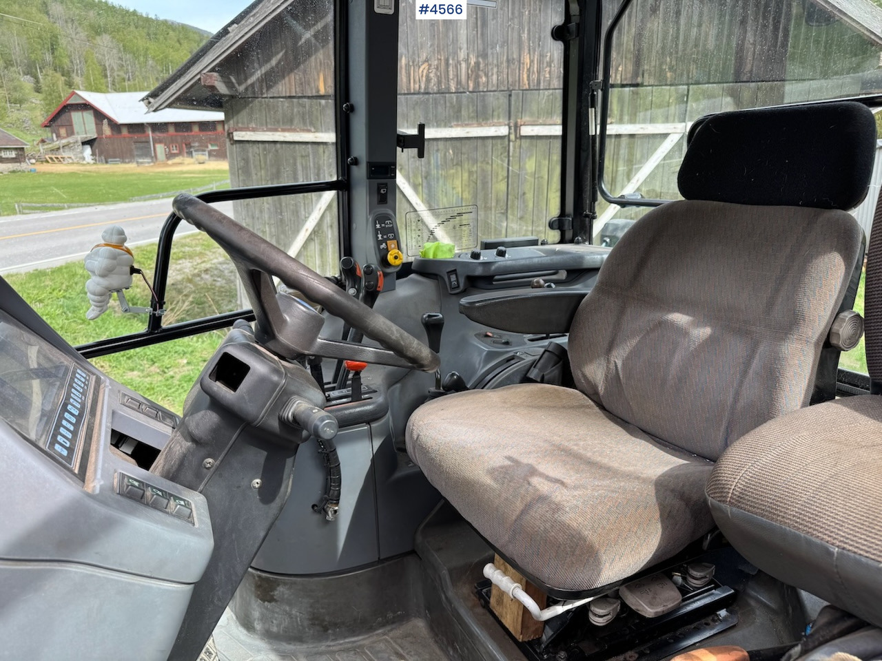1998 New Holland TS 100 w/front loader and some equipment - Трактор: фото 5 1998 New Holland TS 100 w/front loader and some equipment - Трактор: фото 5