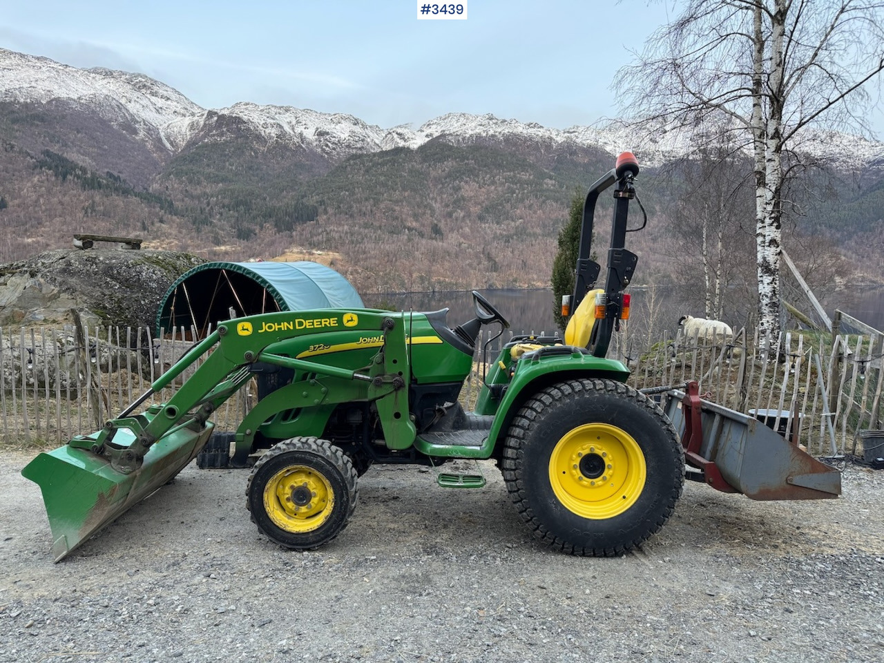 Трактор 2008 John Deere 3720 w/front loader and bucket: фото 1