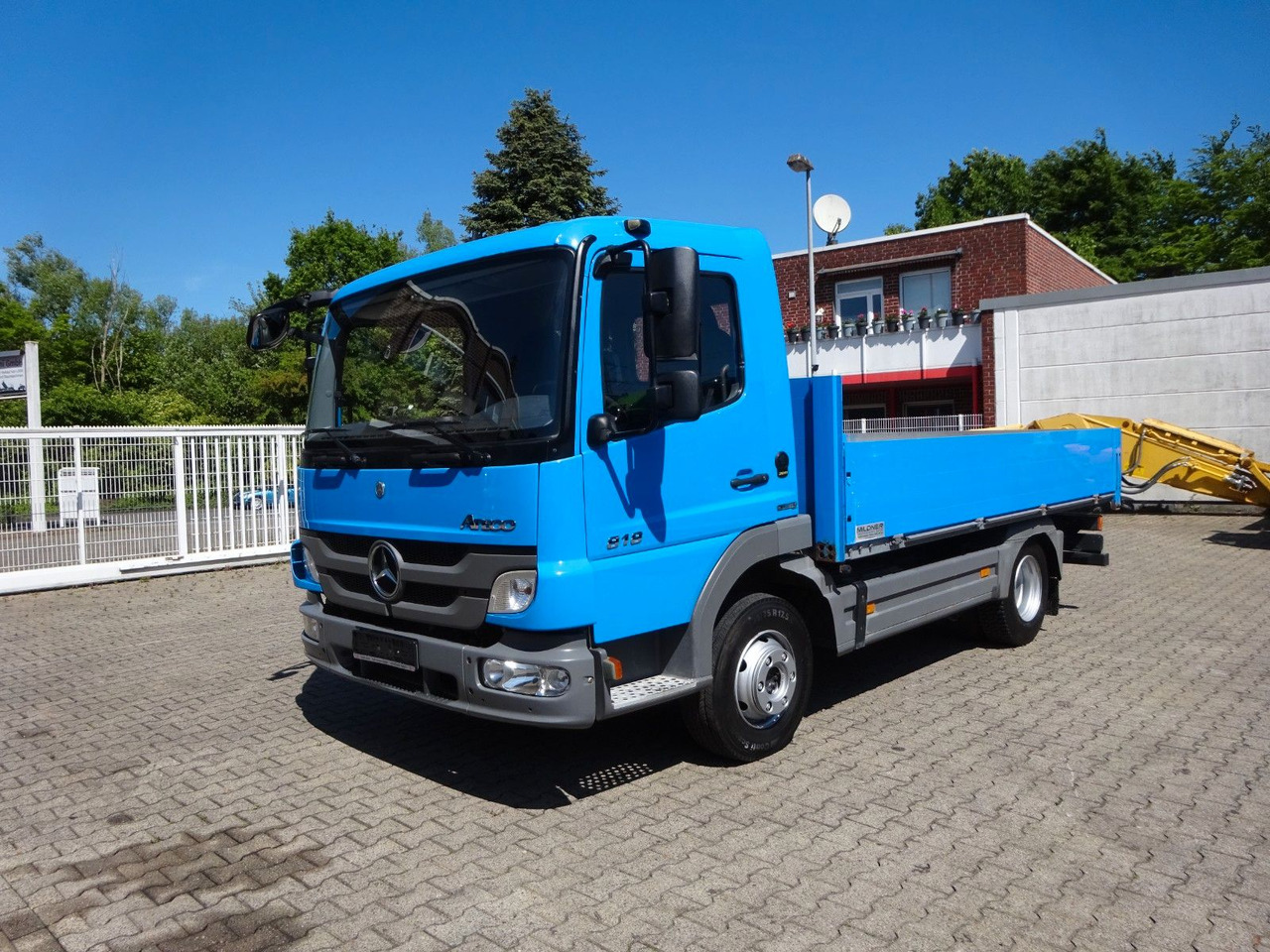 Mercedes-Benz 818 Atego kurze Pritsche 4.0 Meter - Малотоннажный бортовой грузовик: фото 1 Mercedes-Benz 818 Atego kurze Pritsche 4.0 Meter - Малотоннажный бортовой грузовик: фото 1