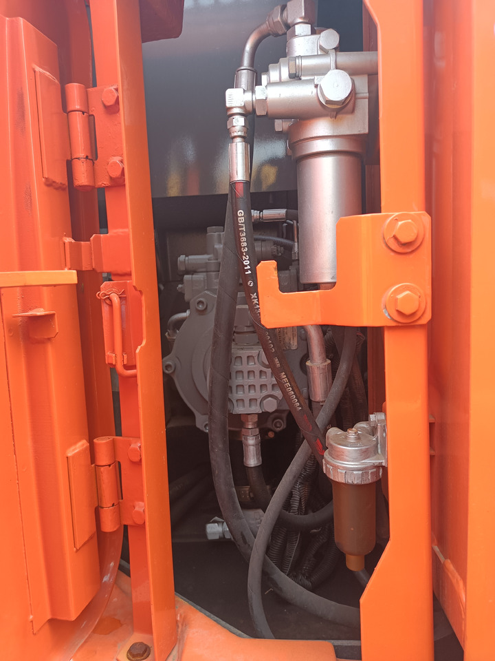 HITACHI ZX135 - Гусеничный экскаватор: фото 4 HITACHI ZX135 - Гусеничный экскаватор: фото 4