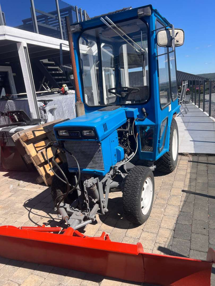 Iseki TX1500 brøyteskjær og feiekost - Трактор: фото 5 Iseki TX1500 brøyteskjær og feiekost - Трактор: фото 5