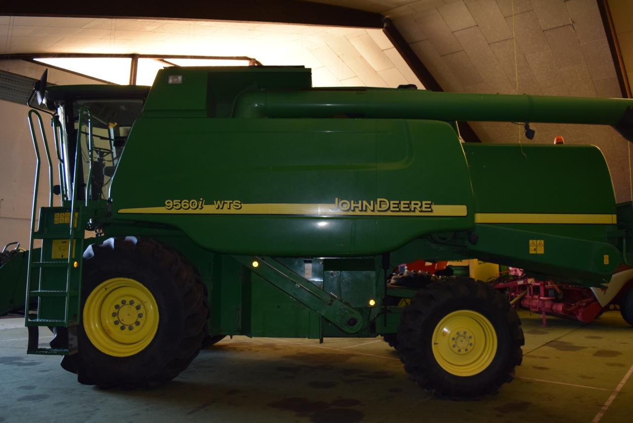 John Deere 9560 i WTS - Зерноуборочный комбайн: фото 1 John Deere 9560 i WTS - Зерноуборочный комбайн: фото 1