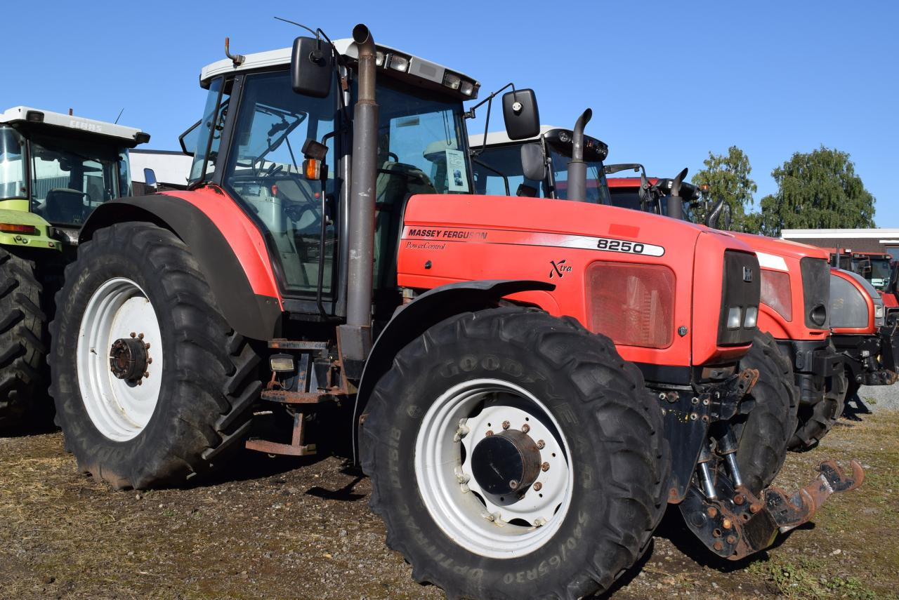 Massey Ferguson MF 8250 - Трактор: фото 1 Massey Ferguson MF 8250 - Трактор: фото 1