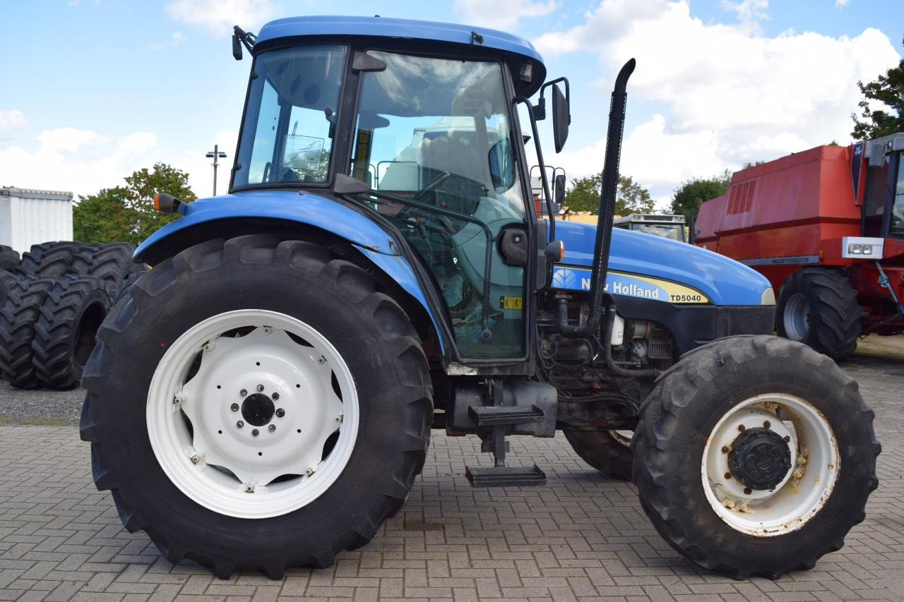 New Holland TD 5040 - Трактор: фото 2 New Holland TD 5040 - Трактор: фото 2
