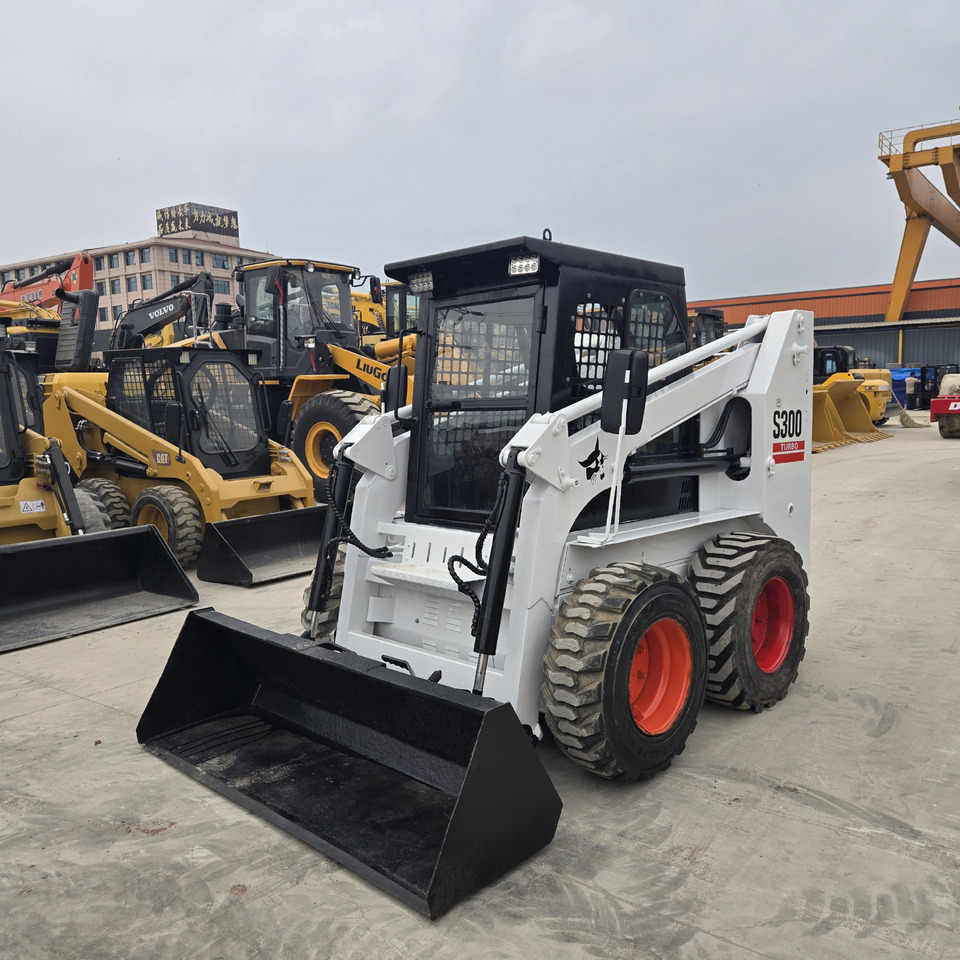 BOBCAT S300 - Мини-погрузчик с бортовым поворотом: фото 3 BOBCAT S300 - Мини-погрузчик с бортовым поворотом: фото 3