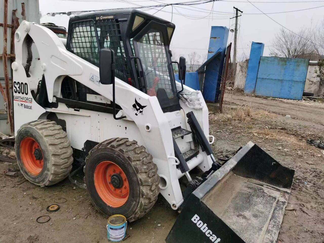 Bobcat S300 - Мини-погрузчик с бортовым поворотом: фото 2 Bobcat S300 - Мини-погрузчик с бортовым поворотом: фото 2