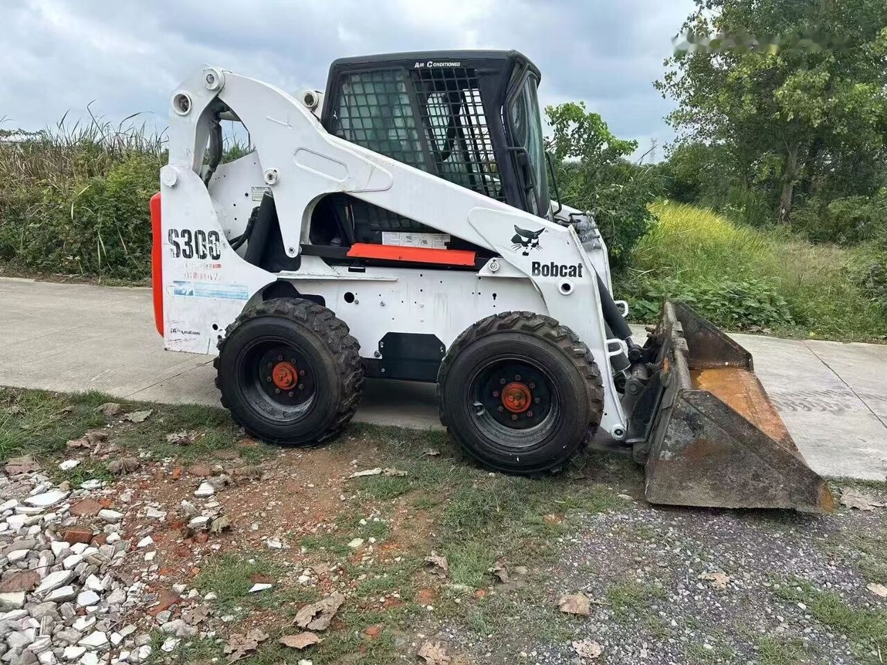 Bobcat S300 - Мини-погрузчик с бортовым поворотом: фото 2 Bobcat S300 - Мини-погрузчик с бортовым поворотом: фото 2