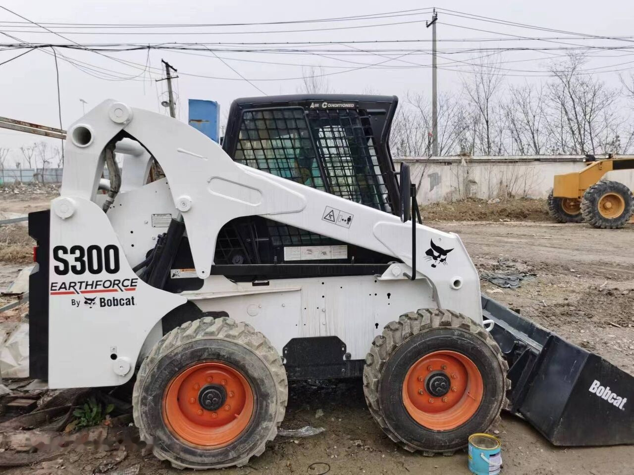 Bobcat S300 - Мини-погрузчик с бортовым поворотом: фото 1 Bobcat S300 - Мини-погрузчик с бортовым поворотом: фото 1