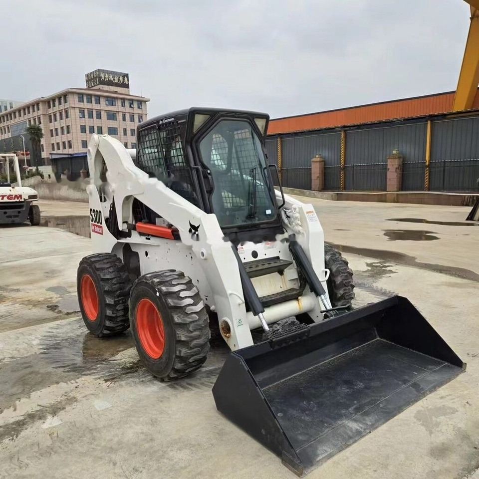 Bobcat S300 - Мини-погрузчик с бортовым поворотом: фото 4 Bobcat S300 - Мини-погрузчик с бортовым поворотом: фото 4