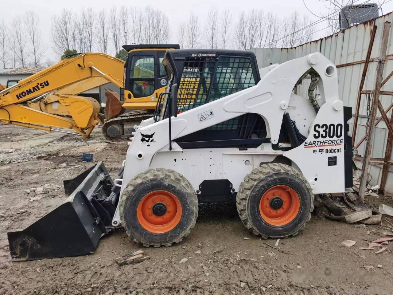 Bobcat S300 - Мини-погрузчик с бортовым поворотом: фото 3 Bobcat S300 - Мини-погрузчик с бортовым поворотом: фото 3