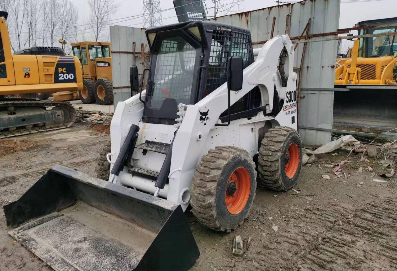 Bobcat S300 - Мини-погрузчик с бортовым поворотом: фото 1 Bobcat S300 - Мини-погрузчик с бортовым поворотом: фото 1