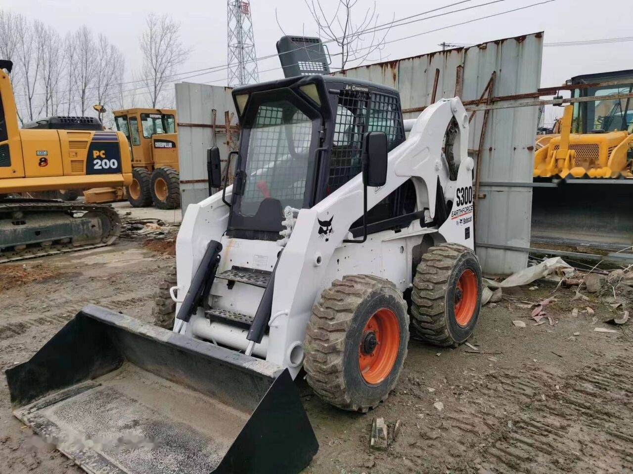 Bobcat S300 - Мини-погрузчик с бортовым поворотом: фото 1 Bobcat S300 - Мини-погрузчик с бортовым поворотом: фото 1