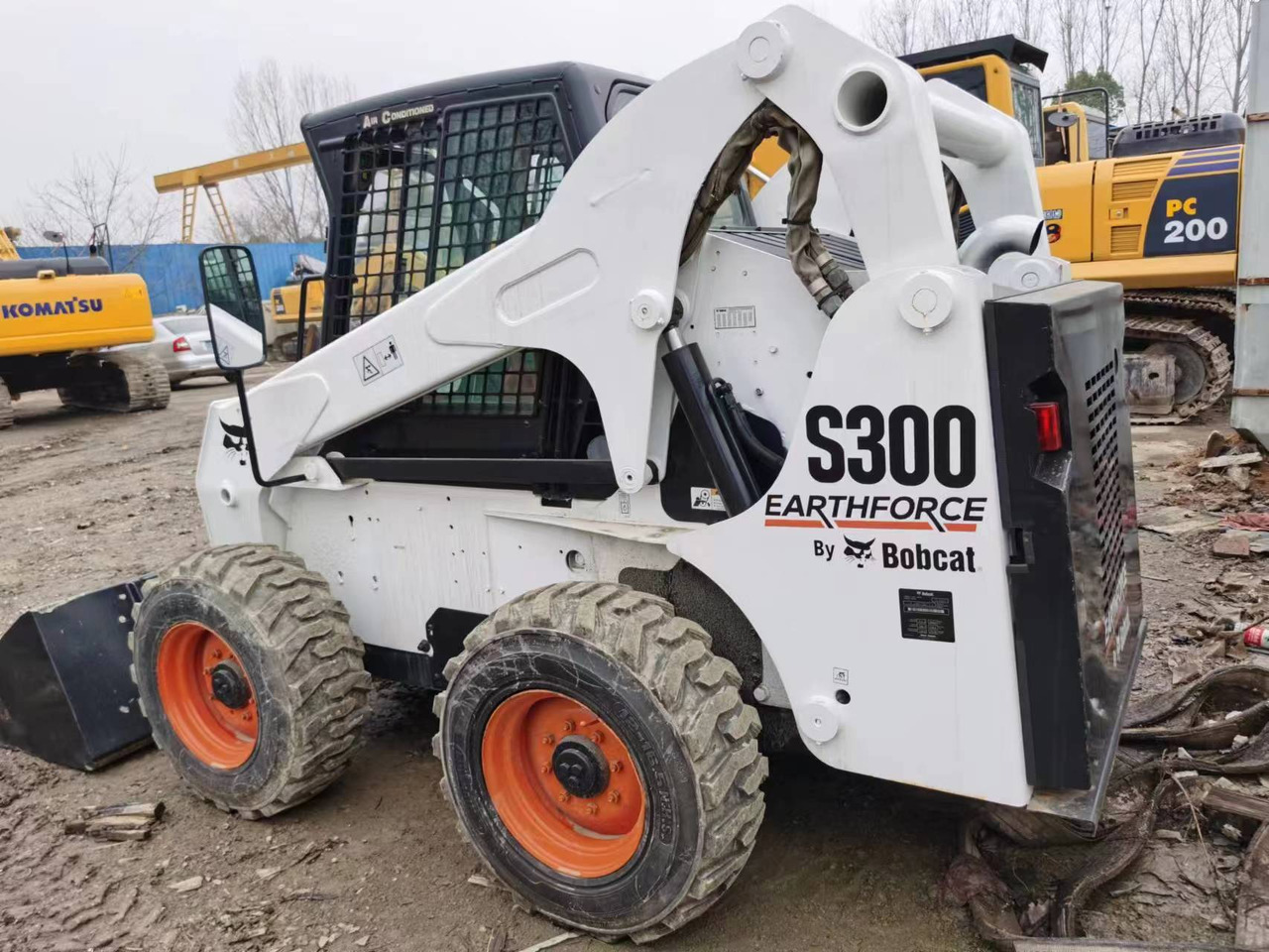 Bobcat S300 - Мини-погрузчик с бортовым поворотом: фото 4 Bobcat S300 - Мини-погрузчик с бортовым поворотом: фото 4