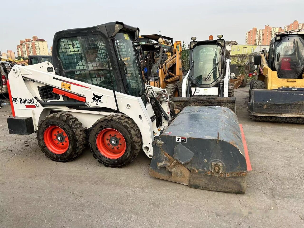 Мини-погрузчик с бортовым поворотом Bobcat S450: фото 6