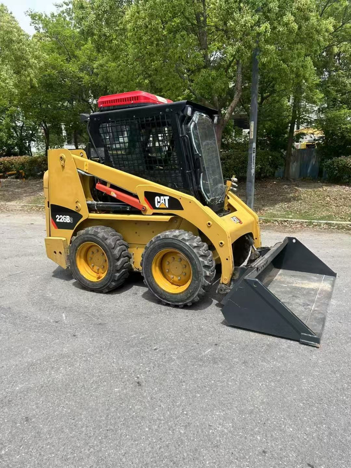 CAT 226B3 - Мини-погрузчик с бортовым поворотом: фото 2 CAT 226B3 - Мини-погрузчик с бортовым поворотом: фото 2