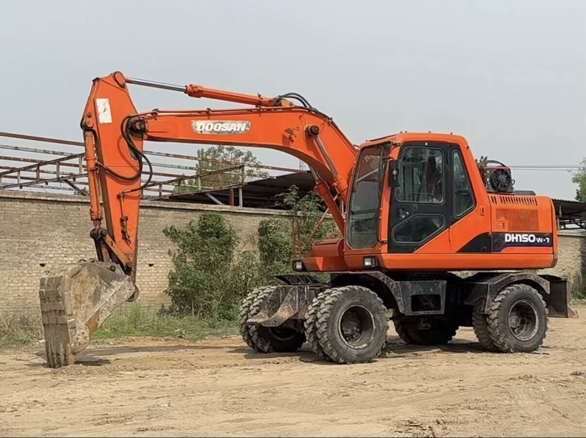 DOOSAN DH150W-7 - Колёсный экскаватор: фото 1 DOOSAN DH150W-7 - Колёсный экскаватор: фото 1
