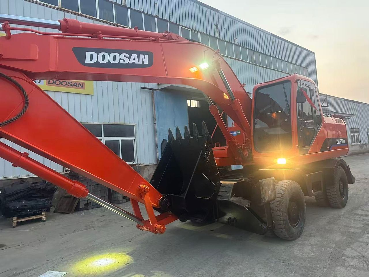 DOOSAN DH210W - Колёсный экскаватор: фото 2 DOOSAN DH210W - Колёсный экскаватор: фото 2