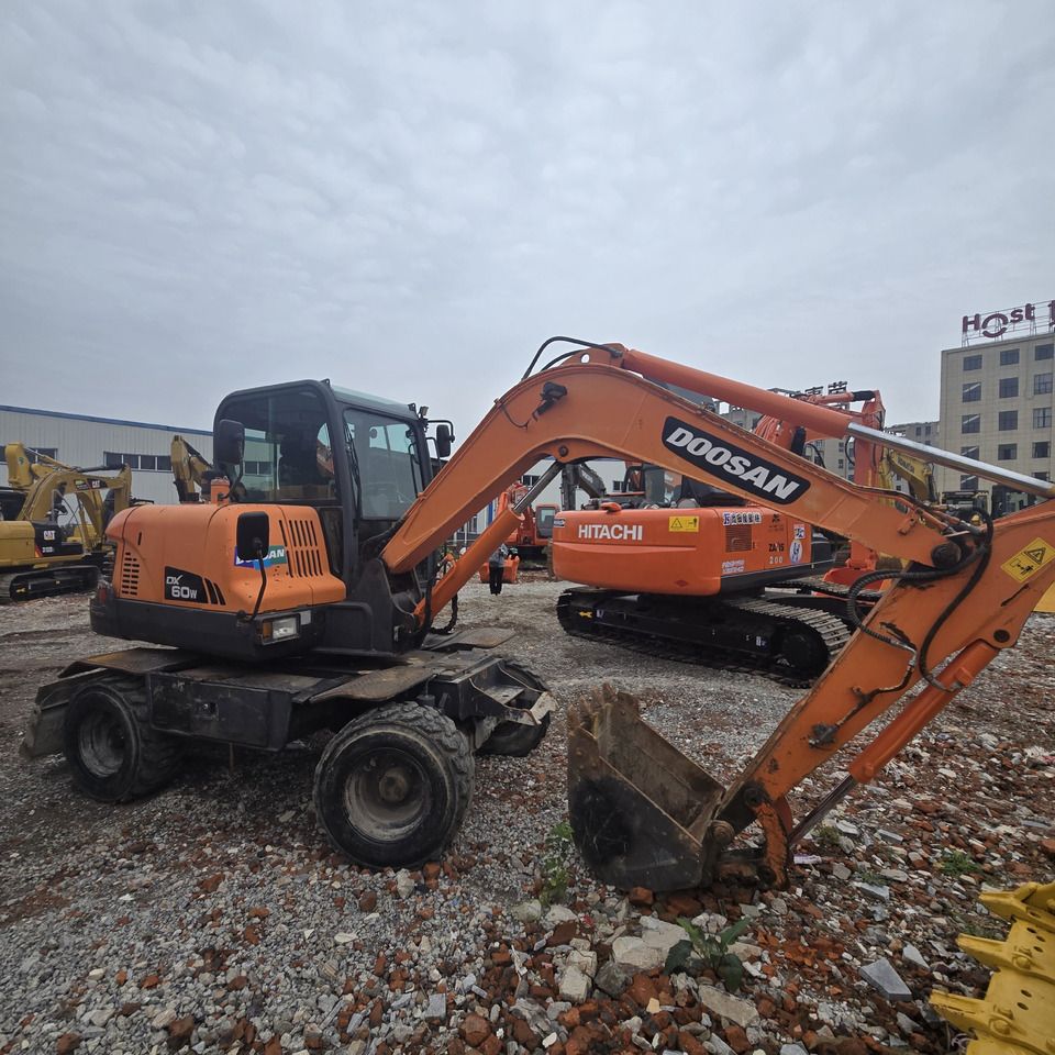 DOOSAN DX60W - Колёсный экскаватор: фото 2 DOOSAN DX60W - Колёсный экскаватор: фото 2