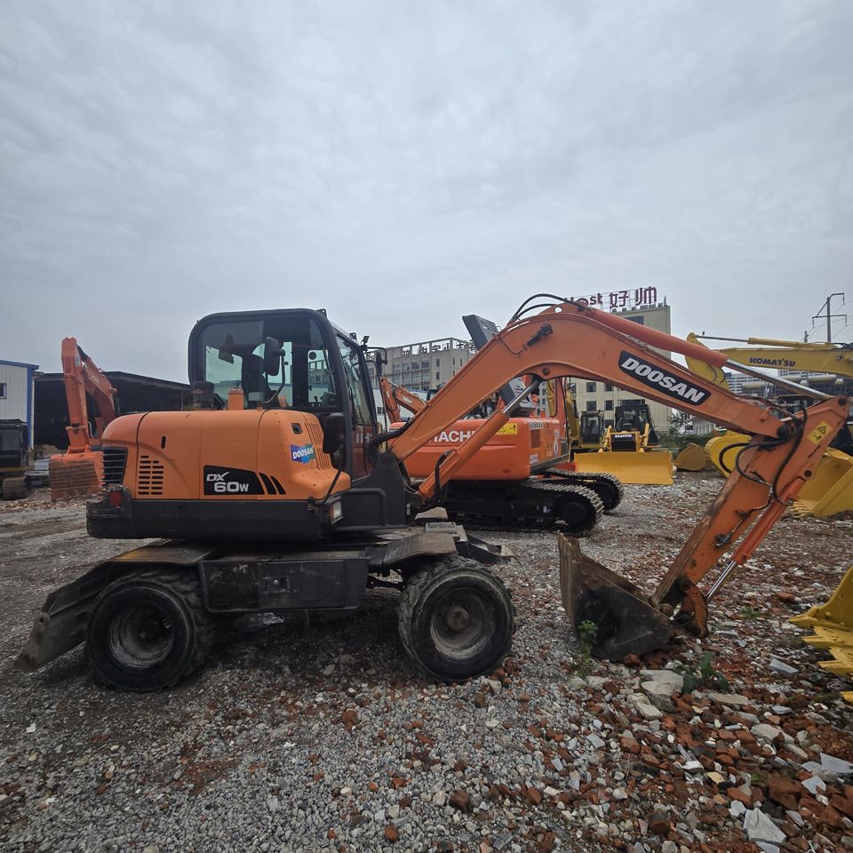 DOOSAN DX60W - Колёсный экскаватор: фото 1 DOOSAN DX60W - Колёсный экскаватор: фото 1