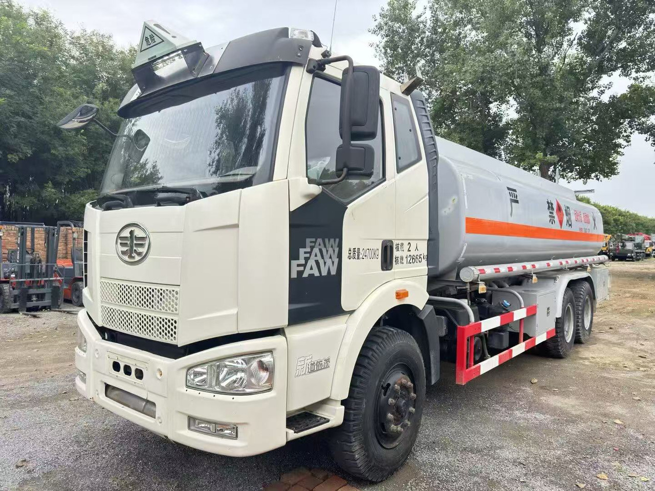 FAW tanker truck - Грузовик-цистерна: фото 1 FAW tanker truck - Грузовик-цистерна: фото 1