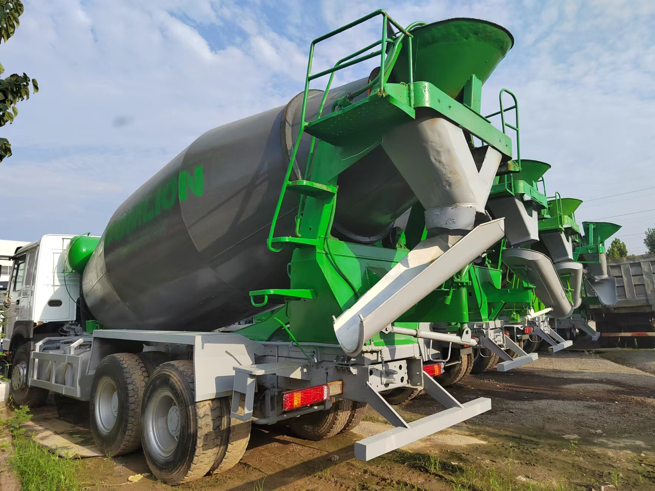 SINOTRUK HOWO Concrete Mixer Truck - Грузовик: фото 3 SINOTRUK HOWO Concrete Mixer Truck - Грузовик: фото 3