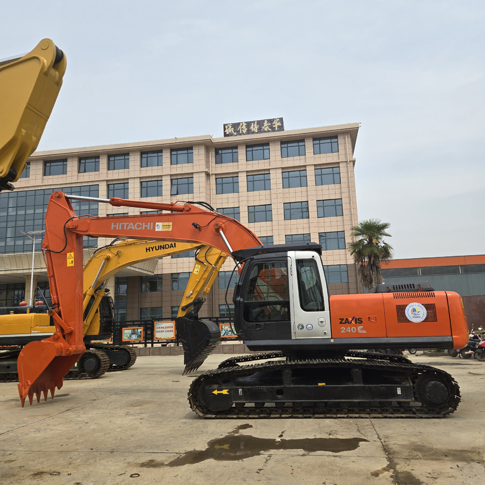 Hitachi ZX240 - Гусеничный экскаватор: фото 1 Hitachi ZX240 - Гусеничный экскаватор: фото 1