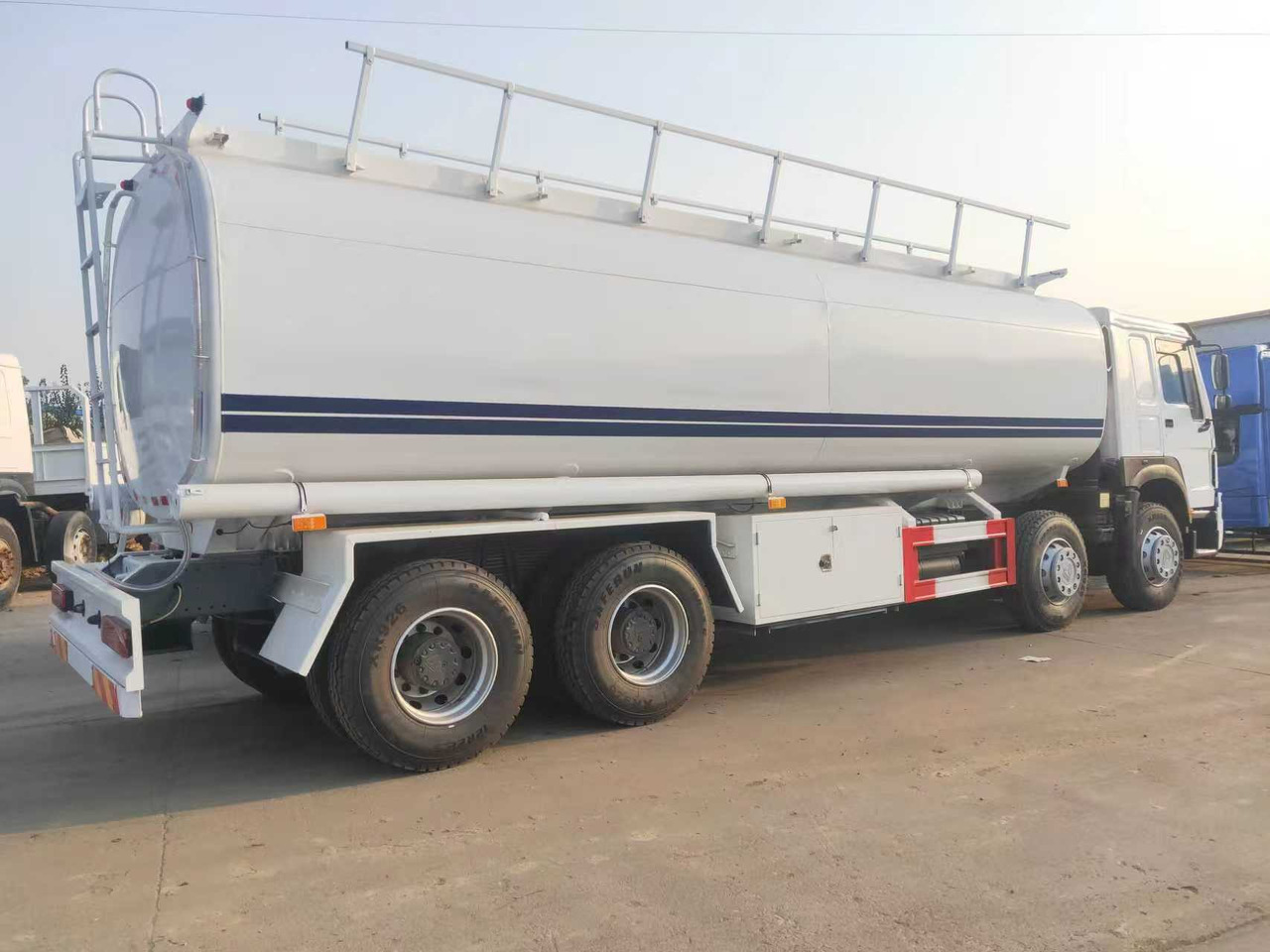 SINOTRUK HOWO Fuel Tank - Грузовик-цистерна: фото 3 SINOTRUK HOWO Fuel Tank - Грузовик-цистерна: фото 3