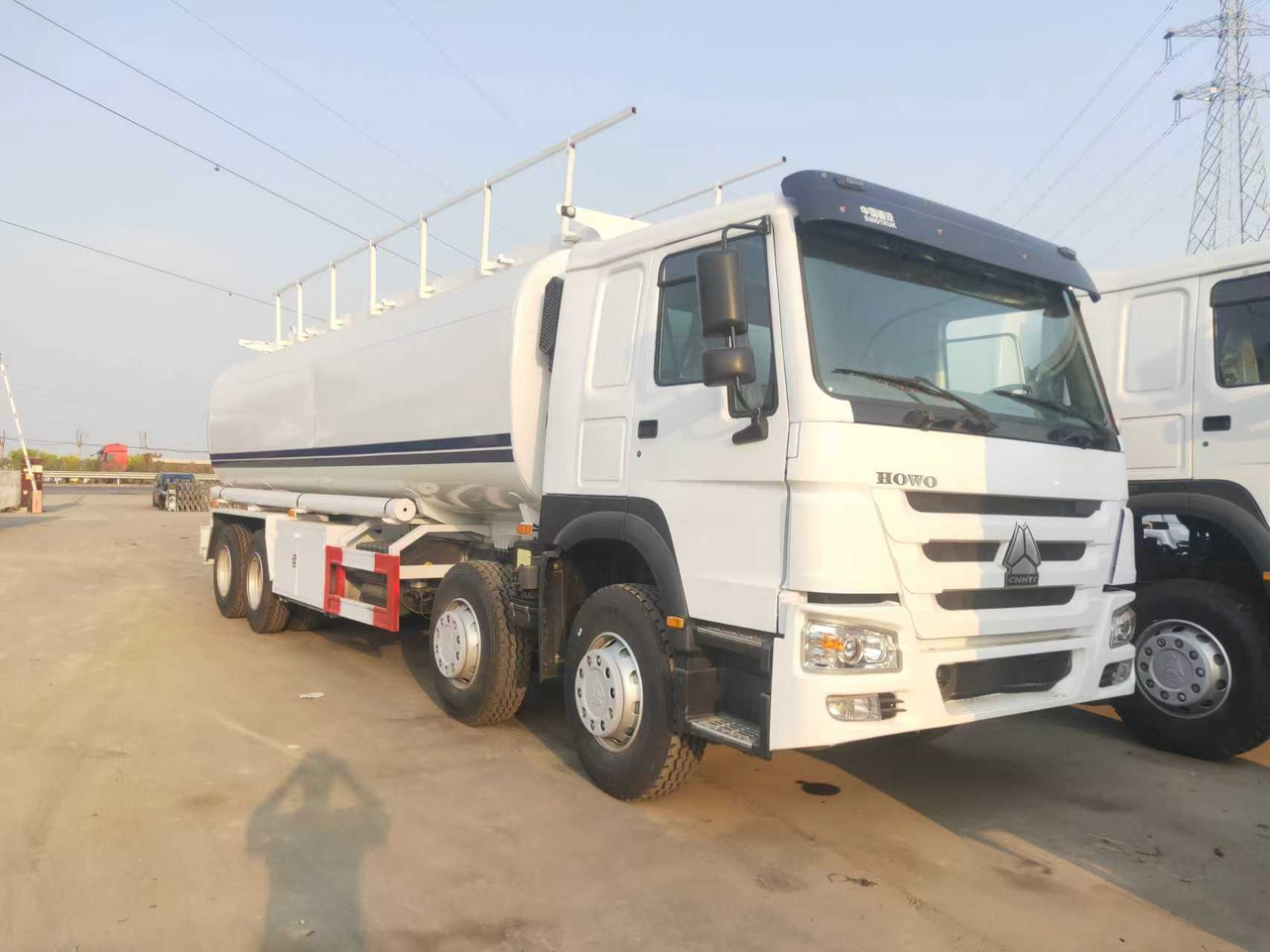 SINOTRUK HOWO Fuel Tank - Грузовик-цистерна: фото 1 SINOTRUK HOWO Fuel Tank - Грузовик-цистерна: фото 1