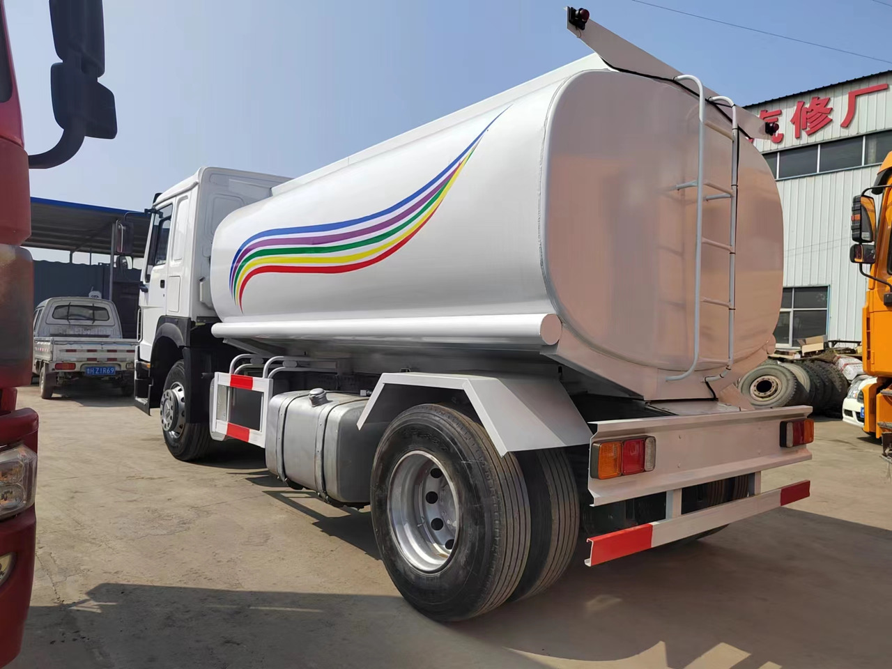 SINOTRUK HOWO - Грузовик-цистерна: фото 2 SINOTRUK HOWO - Грузовик-цистерна: фото 2