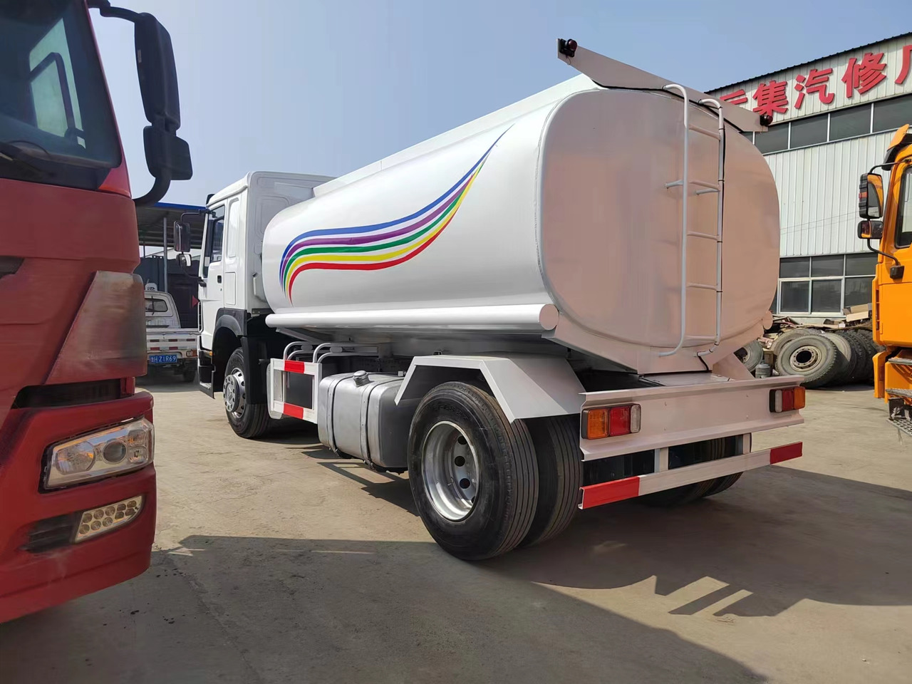 SINOTRUK HOWO - Грузовик-цистерна: фото 3 SINOTRUK HOWO - Грузовик-цистерна: фото 3