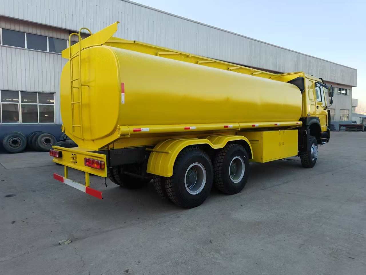 SINOTRUK HOWO - Грузовик-цистерна: фото 3 SINOTRUK HOWO - Грузовик-цистерна: фото 3
